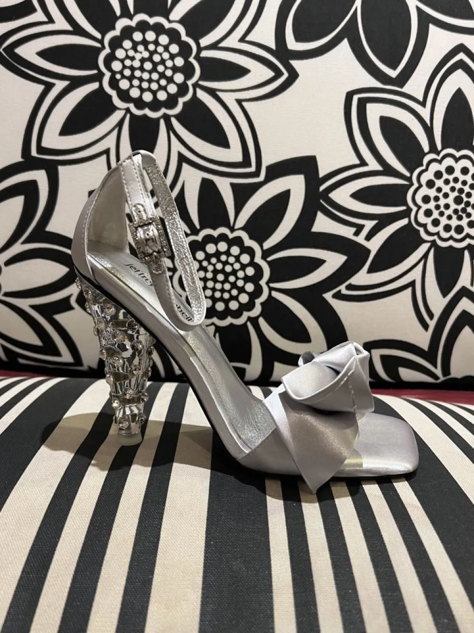 jeffrey-campbell-queening-luci-mkGXttXp-1.webp Discount Jeffrey Campbell Queening Lucite Heel